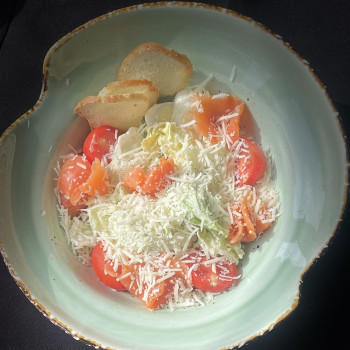 Салат цезарь со слабосоленым лососем