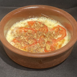 Сулугуни запеченный в кеце с томатами и грецким орехом