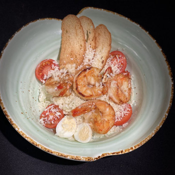 Салат Цезарь с креветками