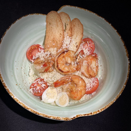 Салат Цезарь с креветками