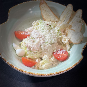 Салат Цезарь с курицей