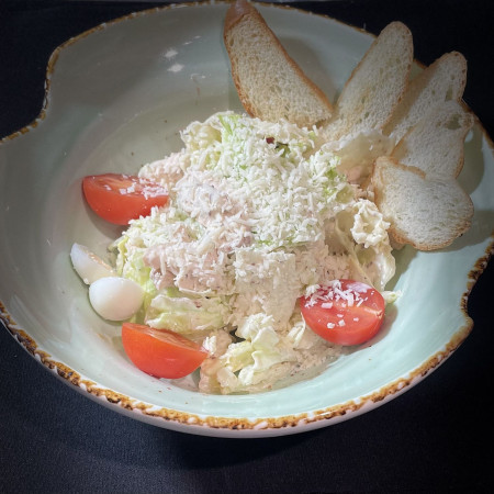 Салат Цезарь с курицей