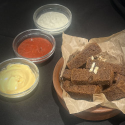 Гренки чесночные к пиву(соус на выбор )