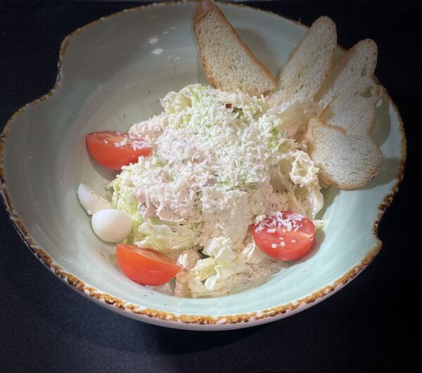 Салат Цезарь с курицей